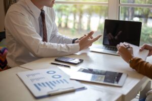 Abogado asesorando en planificación financiera internacional